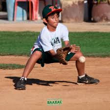 1 Consigue el guante correcto. El guante se vuelve una extensión de tu mano al atrapar una pelota de béisbol. ...
2 Posiciona