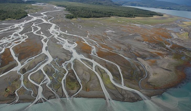 Ibai baten itsasoratzean sedimentu pilaketak eratutako eremua